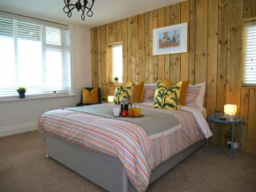 Stunning Sea View - Beach Location - Garden - Parking - Netflix - Fast WiFi - Smart TV - Beautiful 3 Bedroom Apartment sleeps up to 8!